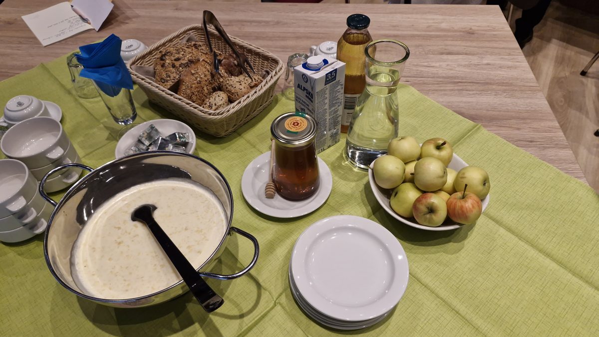 slika zajtrka : maslo, kruh, med, jabolko
