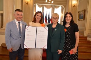 na sliki prejemnica priznanja