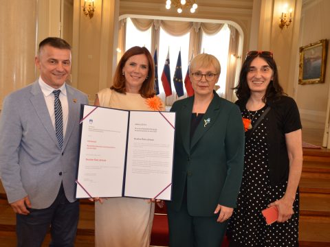 na sliki prejemnica priznanja